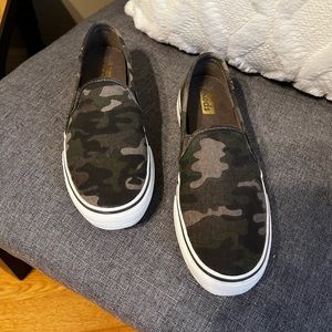 Keds Canvas slip on in Green camo.